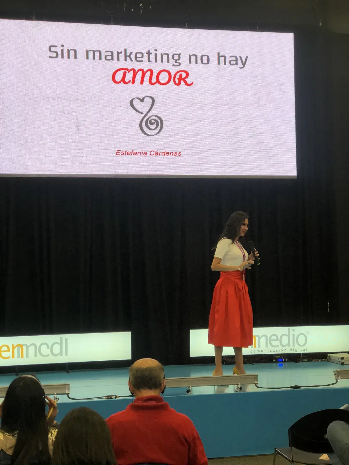 Estefanía Cárdenas en el escenario de Expo Marketing Bogotá con la conferencia Sin marketing no hay amor