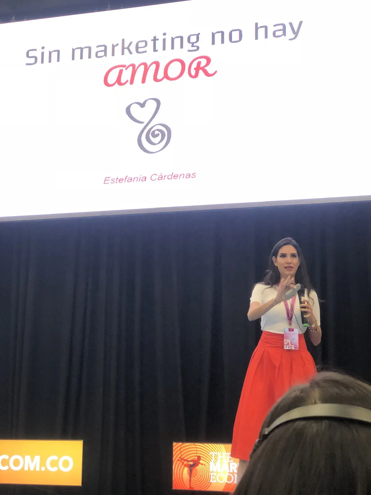 Estefanía Cárdenas hablando ante la audiencia de Expo Marketing Bogotá