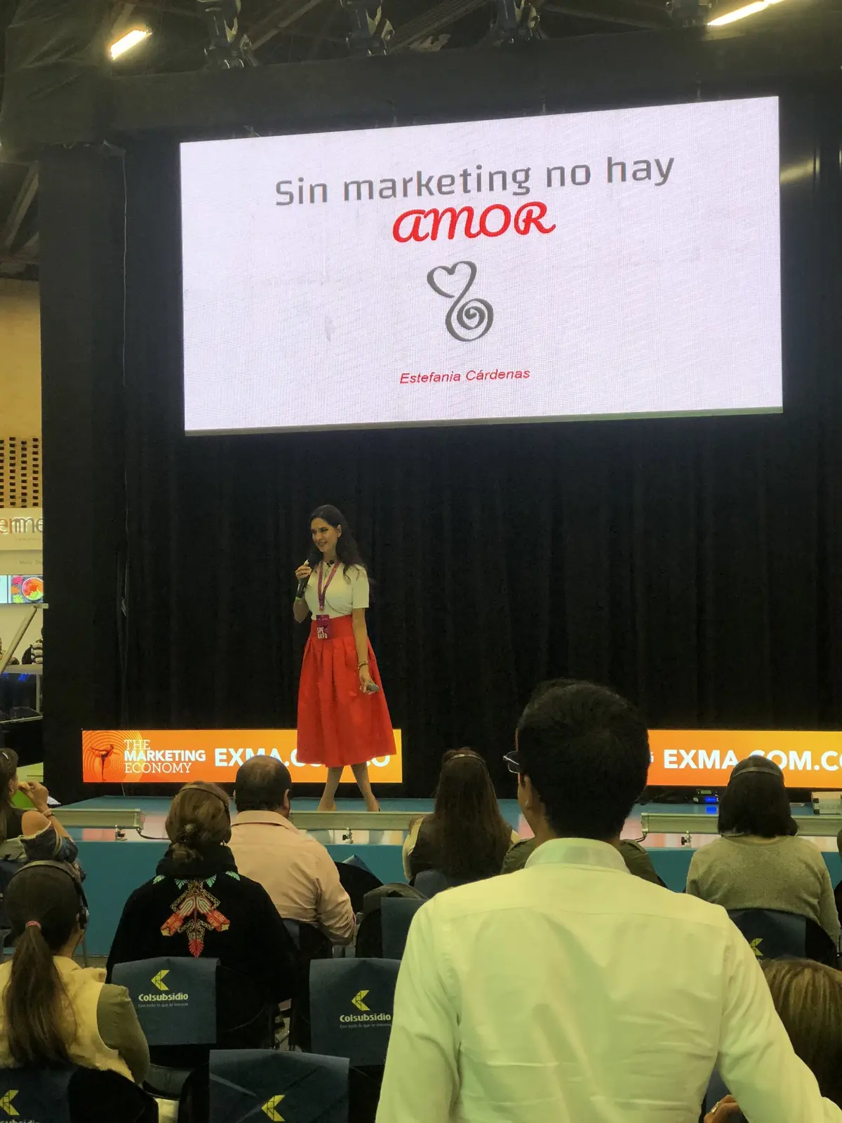 Vista del escenario y la audiencia durante la participación de Estefanía Cárdenas en Bogotá