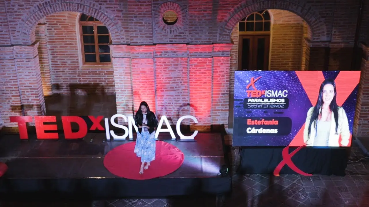 Estefanía Cárdenas en el escenario TEDxISMAC